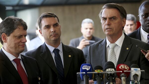 Jair Bolsonaro com o filho Flávio e o novo ministro da Infraestrutura Tarcisio Gomes de Freitas - Sputnik Brasil