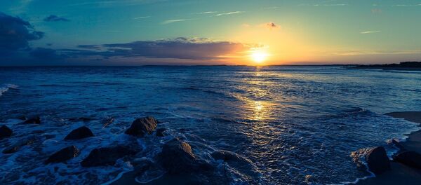 Pôr do sol observado da praia (imagem ilustrativa) Pôr do sol observado da praia (imagem ilustrativa) - Sputnik Brasil