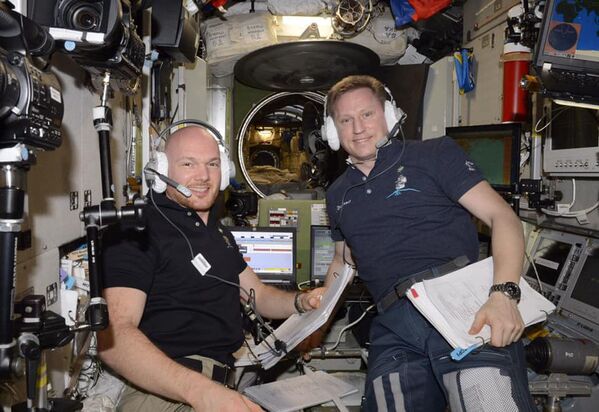 Astronauta alemão Alexander Gerst e cosmonauta russo Sergei Prokofiev controlam o acoplamento da nave espacial russa, Progress MS10, e da estadunidense Cygnus à Estação Espacial Internacional - Sputnik Brasil