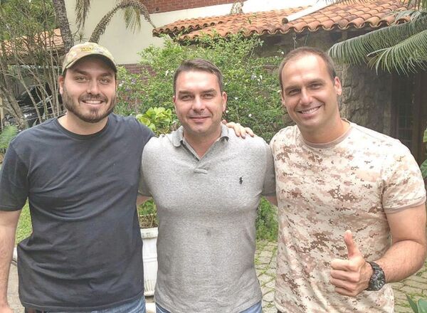 'Pitbull' no canil: após polêmicas, Carlos Bolsonaro 'dá um tempo' nas redes sociais - Sputnik Brasil