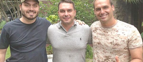 Carlos Bolsonaro (primeiro à esq.) ao lado dos irmãos Flávio e Eduardo - Sputnik Brasil