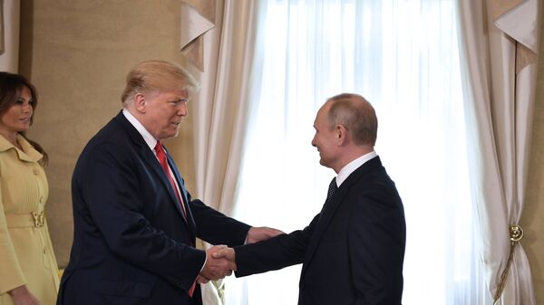 O presidente russo, Vladimir Putin, e o presidente dos EUA, Donald Trump, durante uma reunião no palácio presidencial em Helsinque - Sputnik Brasil