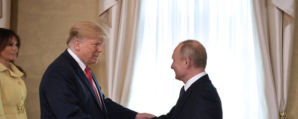 O presidente russo, Vladimir Putin, e o presidente dos EUA, Donald Trump, durante uma reunião no palácio presidencial em Helsinque. - Sputnik Brasil