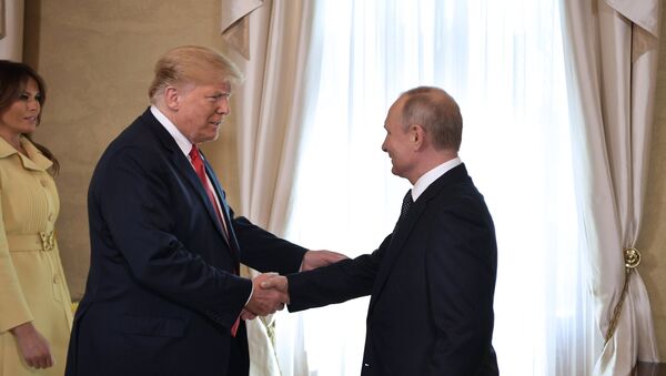 O presidente russo, Vladimir Putin, e o presidente dos EUA, Donald Trump, durante uma reunião no palácio presidencial em Helsinque. - Sputnik Brasil