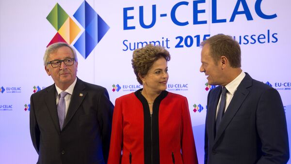 A presidenta do Brasil, Dilma Rousseff, entre o presidente da Comissão Europeia, Jean-Claude Juncker (esquerda), e o presidente do Conselho Europeu, Donald Tusk, durante a cúpula UE-Celac em Bruxelas - Sputnik Brasil