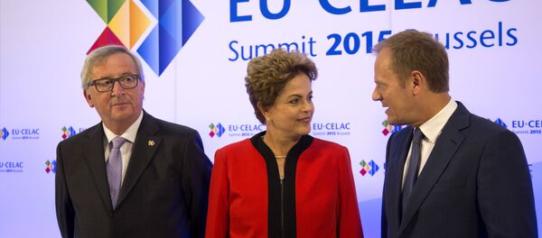 A presidenta do Brasil, Dilma Rousseff, entre o presidente da Comissão Europeia, Jean-Claude Juncker (esquerda), e o presidente do Conselho Europeu, Donald Tusk, durante a cúpula UE-Celac em Bruxelas - Sputnik Brasil