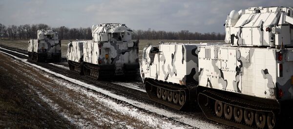 O sistema de mísseis antiaéreos Tor-M2DT é uma variante ártica do sistema Tor-M2, criada com base no DT-30, um veículo anfíbio fora de estrada articulado de duas seções sobre lagartas - Sputnik Brasil