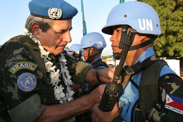 Bolsonaro põe militares à disposição em gesto político na ONU, diz professor Bolsonaro põe militares à disposição em gesto político na ONU, diz professor - Sputnik Brasil