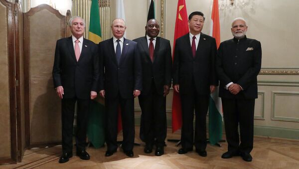 30 de novembro de 2018. O presidente Vladimir Putin durante a fotografia conjunta dos líderes do BRICS à margem da Cúpula do G20 em Buenos Aires. À esquerda: o presidente brasileiro Michel Temer. Da direita para a esquerda: o primeiro-ministro indiano, Narendra Modi, o presidente da China, Xi Jinping, e o presidente da  África do Sul, Cyril Ramaphoz. - Sputnik Brasil