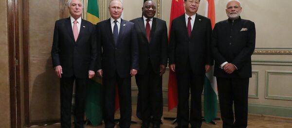 30 de novembro de 2018. O presidente Vladimir Putin durante a fotografia conjunta dos líderes do BRICS à margem da Cúpula do G20 em Buenos Aires. À esquerda: o presidente brasileiro Michel Temer. Da direita para a esquerda: o primeiro-ministro indiano, Narendra Modi, o presidente da China, Xi Jinping, e o presidente da  África do Sul, Cyril Ramaphoz. - Sputnik Brasil