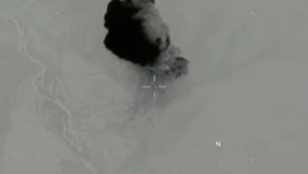 Fumaça subindo após um bombardeio americano no distrito de Achin, na província de Nangarhar, leste do Afeganistão. - Sputnik Brasil