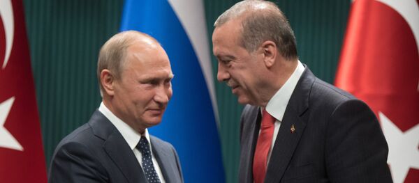 Russian President Vladimir Putin and Turkish President Recep Tayyip Erdogan, right, at a news conference following the Russian-Turkish talks in Ankara - Sputnik Brasil