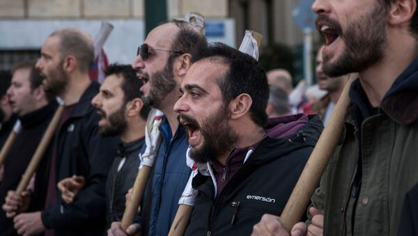 Participantes do protesto durante uma greve de 24 horas por trabalhadores do setor privado em uma rua de Atenas, Grécia - Sputnik Brasil