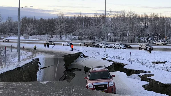 Carro preso na estrada em Anchorage, Alasca, EUA, 30 de novembro de 2018 - Sputnik Brasil