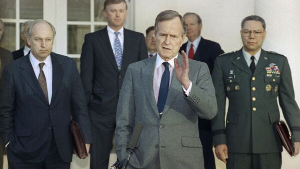 41º presidente dos Estados Unidos, George H.W. Bush, fala com repórteres da Casa Branca depois de se reunir com os principais assessores militares para discutir a Guerra do Golfo Pérsico, em 11 de fevereiro de 1991 (imagem de arquivo) - Sputnik Brasil