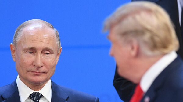 O presidente da Rússia, Vladimir Putin, e seu homólogo dos EUA, Donald Trump, minutos antes da tradicional foto de chefes de Estado do G20, em 30 de novembro de 2018. - Sputnik Brasil