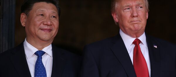 US President Donald Trump welcomes Chinese President Xi Jinping at Mar-a-Lago state in Palm Beach, Florida, US, April 6, 2017. - Sputnik Brasil