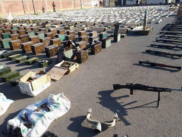 Esconderijo de armas deixadas pelos jihadistas descoberto pelo Exército da Síria - Sputnik Brasil
