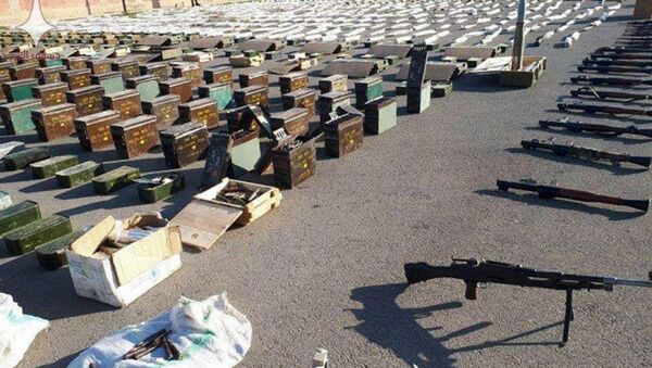 Esconderijo de armas deixadas pelos jihadistas descoberto pelo Exército da Síria - Sputnik Brasil