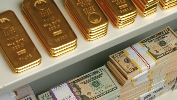 Barras de ouro e notas de dólar dos EUA são retratados dentro de cofre em um banco em Viena, Áustria, 21 de julho de 2009 - Sputnik Brasil