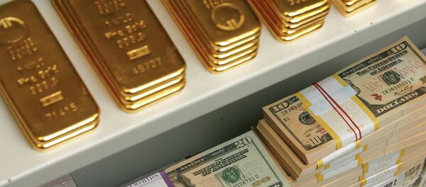 Barras de ouro e notas de dólar dos EUA são retratados dentro de cofre em um banco em Viena, Áustria, 21 de julho de 2009 - Sputnik Brasil