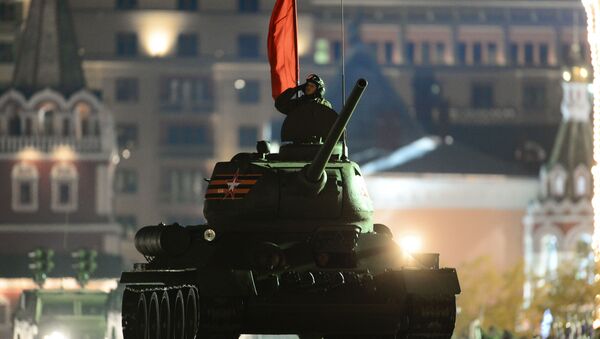 Tanque T-34-85 participando de ensaios do desfile militar na Praça Vermelha - Sputnik Brasil