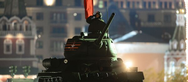 Tanque T-34-85 participando de ensaios do desfile militar na Praça Vermelha - Sputnik Brasil
