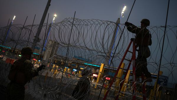 Os fuzileiros navais dos Estados Unidos fortificam o arame farpado na cerca fronteiriça do porto de San Ysidro em Tijuana, México. - Sputnik Brasil