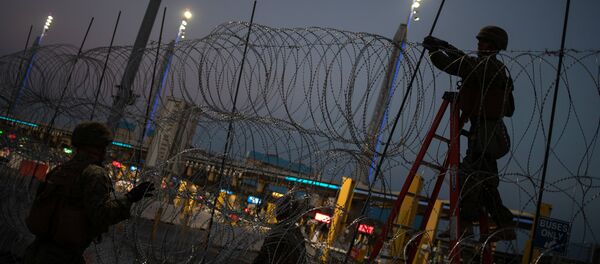 Os fuzileiros navais dos Estados Unidos fortificam o arame farpado na cerca fronteiriça do porto de San Ysidro em Tijuana, México. Os fuzileiros navais dos Estados Unidos fortificam o arame farpado na cerca fronteiriça do porto de San Ysidro em Tijuana, México. - Sputnik Brasil