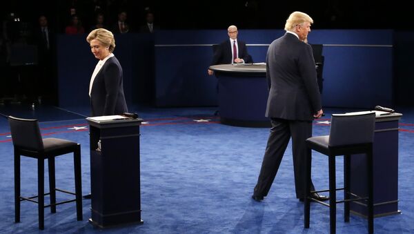 Hillary Clinton e Donald Trump no palco durante o segundo debate presidencial na Universidade de Washington (arquivo) - Sputnik Brasil