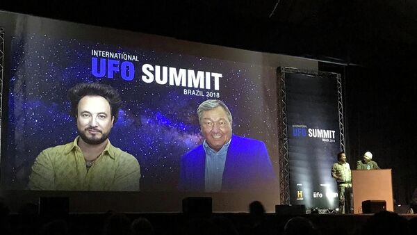 Erich von Däniken e Giorgio Tsoukalos falam durante palestra da UFO Summit 2018, em São Paulo. - Sputnik Brasil