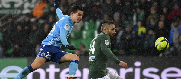 O meia Florian Thauvin, do Olympique de Marseille, chuta para marcar no empate de 2 a 2 com o Saint-Étienne no estádio Geoffroy Guichard em 9 de fevereiro de 2018 O meia Florian Thauvin, do Olympique de Marseille, chuta para marcar no empate de 2 a 2 com o Saint-Étienne no estádio Geoffroy Guichard em 9 de fevereiro de 2018 - Sputnik Brasil