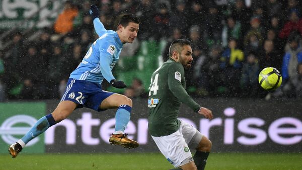 O meia Florian Thauvin, do Olympique de Marseille, chuta para marcar no empate de 2 a 2 com o Saint-Étienne no estádio Geoffroy Guichard em 9 de fevereiro de 2018 - Sputnik Brasil