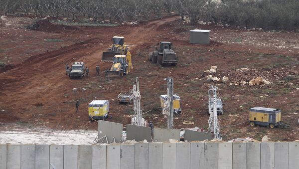 Veículos militares israelenses trabalham próximo de uma parede construída por Israel nas proximidades da fronteira com o Líbano - Sputnik Brasil