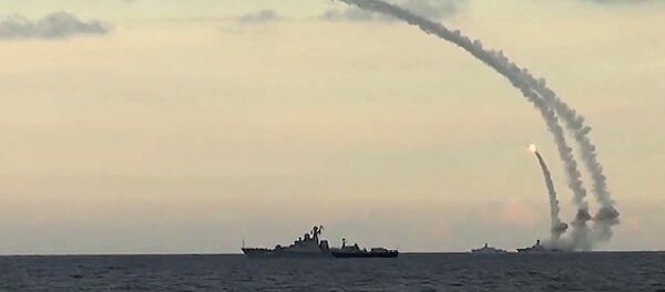 A Frota Cáspia da Rússia lança mísseis de cruzeiro Kalibr-NK contra alvos do Daesh na Síria. - Sputnik Brasil