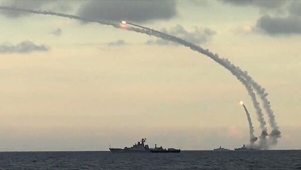 A Frota Cáspia da Rússia lança mísseis de cruzeiro Kalibr-NK contra alvos do Daesh na Síria. - Sputnik Brasil