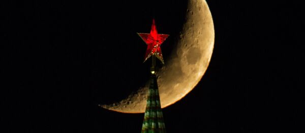 A lua sobre a torre Spasskaya do Kremlin de Moscou - Sputnik Brasil