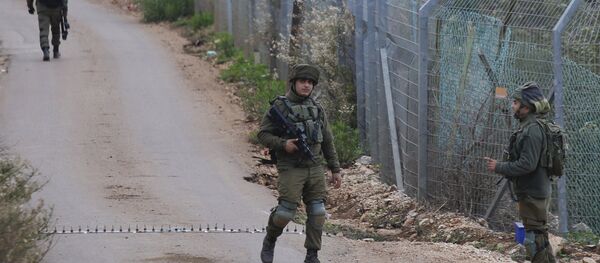 Soldados israelenses bloqueando estrada na fronteira com o Líbano na cidade de Metula, norte de Israel, 4 de dezembro de 2018 - Sputnik Brasil