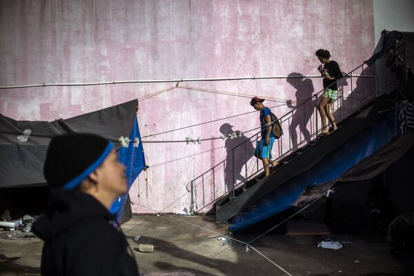 Migrantes centro-americanos em abrigo temporário em Tijuana, México, perto da fronteira norte-americana - Sputnik Brasil