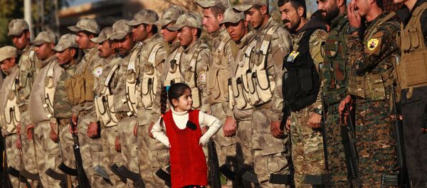 Combatentes das Forças Democráticas da Síria atendendo cerimônia fúnebre de um de seus membros morto durante combates contra o grupo terrorista Daesh - Sputnik Brasil