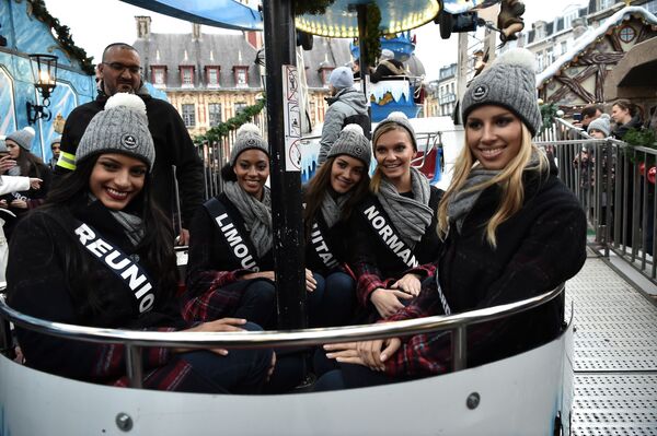 Participantes do concurso de beleza Miss França 2019 em uma roda-gigante em Lille - Sputnik Brasil