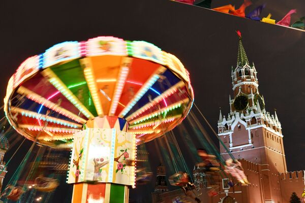 Carrossel na Praça Vermelha em Moscou - Sputnik Brasil