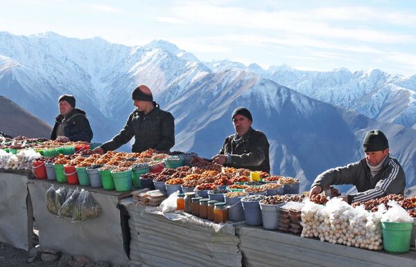 Vendedores de frutas secas em uma passagem nas montanhas no Tajiquistão - Sputnik Brasil