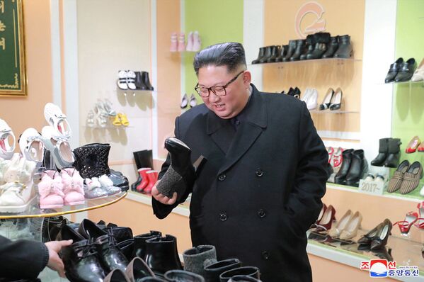 Líder norte-coreano Kim Jong-un visita uma fábrica de calçado em Wonsan, Coreia do Norte - Sputnik Brasil