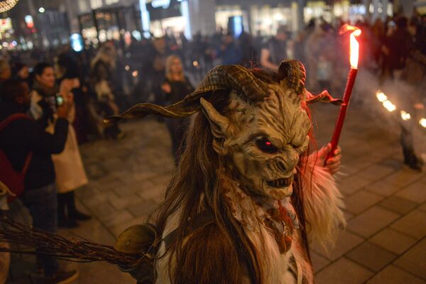 Marcha dos Diabos fantasiada perto de uma feira natalina em Viena - Sputnik Brasil