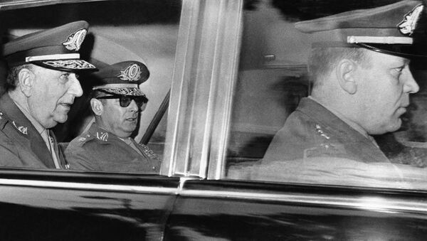 Emílio Garrastazu Médici deixa o Palácio das Laranjeiras após ser nomeado presidente, em 7 de outubro de 1969. - Sputnik Brasil
