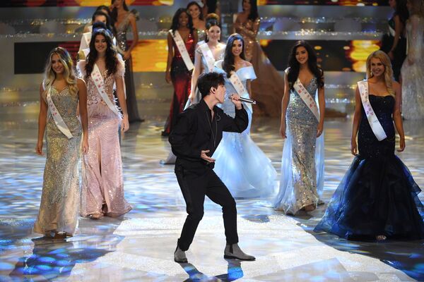 Cantor Dimash Kudaibergen atuando durante a final do concurso Miss Mundo 2018 - Sputnik Brasil