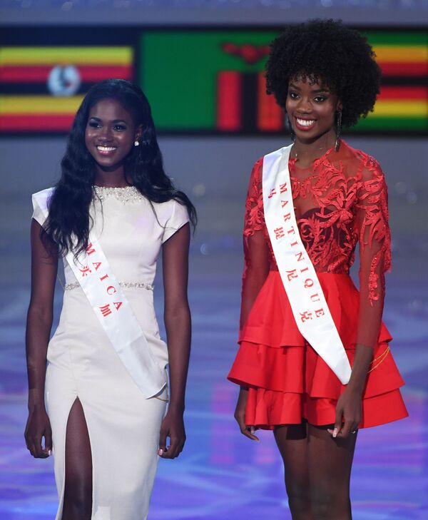 Miss Jamaica, Kadijah Robinson, e Miss Martinica, Larissa Segarel, durante a final do 68º concurso Miss Mundo 2018 - Sputnik Brasil