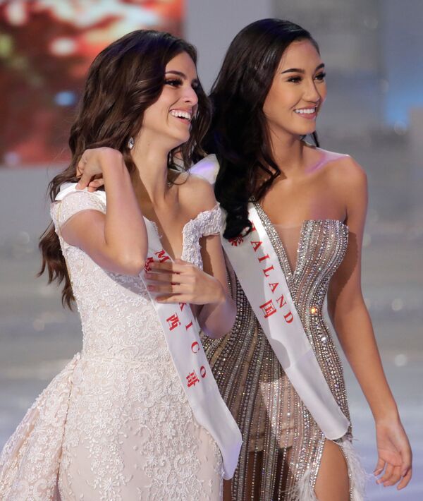 Miss México e Miss Mundo 2018, Vanessa Ponce de Leon, e a primeira dama de honor Nicolene Limsnukan, da Tailândia, durante o 68º concurso Miss Mundo 2018 - Sputnik Brasil