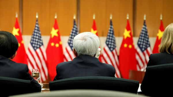 Delegados assistem discurso do conselheiro de Estado da China, Yang, e do vice-secretário de Estado americano, Burns, numa sessão do S & ED em Washington - Sputnik Brasil